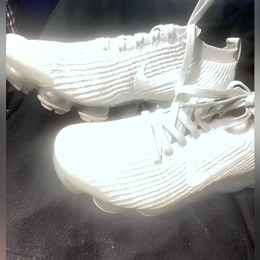 LIKE NEW  mens size  9 vapor max
